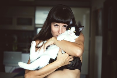 抱猫的女人